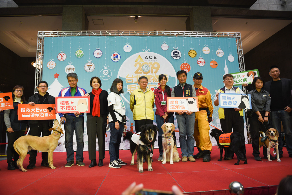 現場來賓共同邀請市民參加毛孩友善聖誕城活動。台北市政府/提供