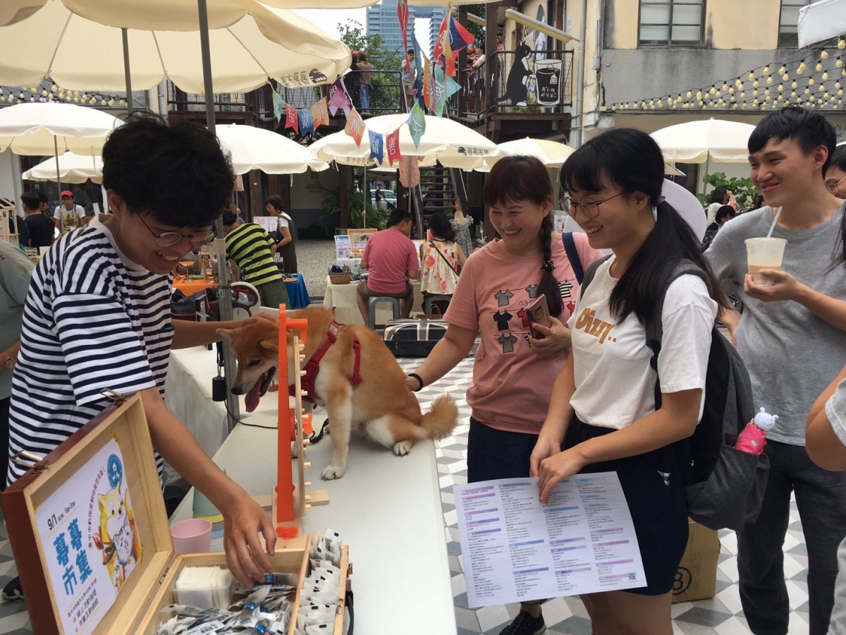 現場毛孩值日生與民眾玩猜謎遊戲。台中市政府/提供