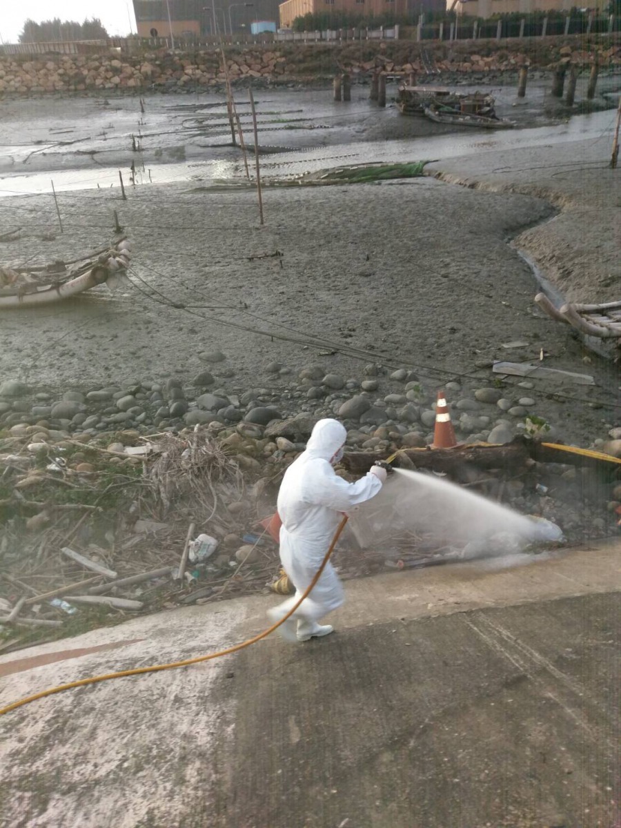 台中市動保處於發現豬屍現場進行全面消毒。台中市政府/提供