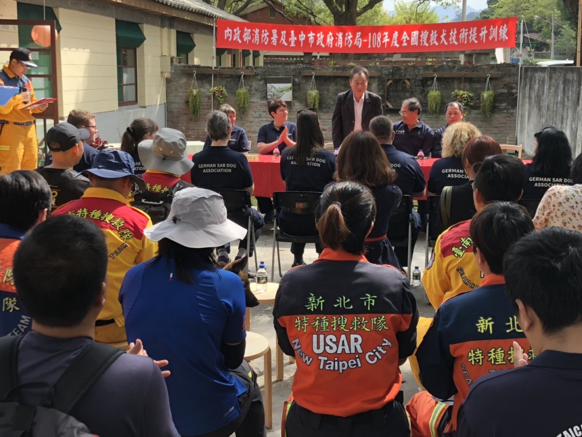 BRH救難犬訓練教官團再度蒞臨台中，訓練提升搜救犬訓練及搜救技能。台中市消防局/提供