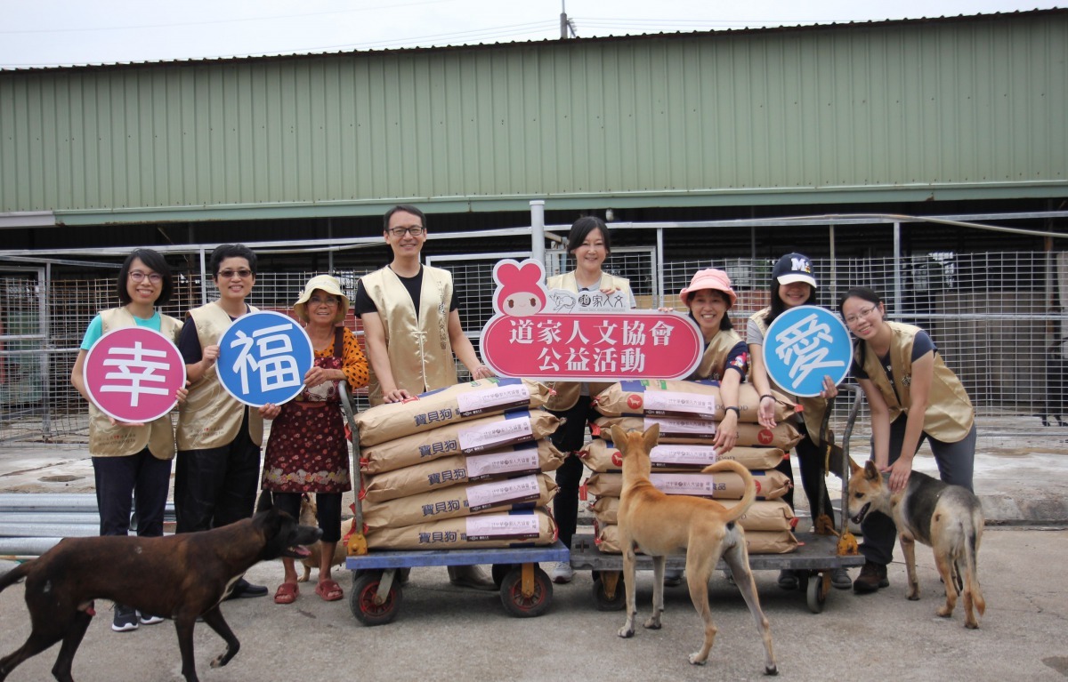 道家人文協會帶領志工二度到台南馬媽媽狗園捐贈飼料,與狗園主人馬媽媽(左三)及狗狗們溫馨合影。陳宇/翻攝
