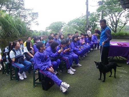 新北市三芝動物之家謝弘斌獸醫師為學生進行生命教育。新北市動保處/提供