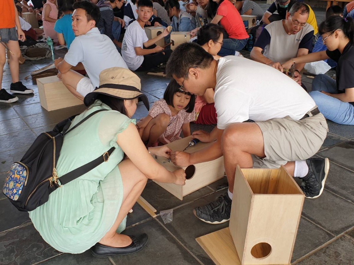 友善校園領角鴞巢箱製作與觀察推廣活動-認識氣候變遷對領角鴞生態產生的威脅-並學習製作領角鴞巢箱。台中市政府/提供
