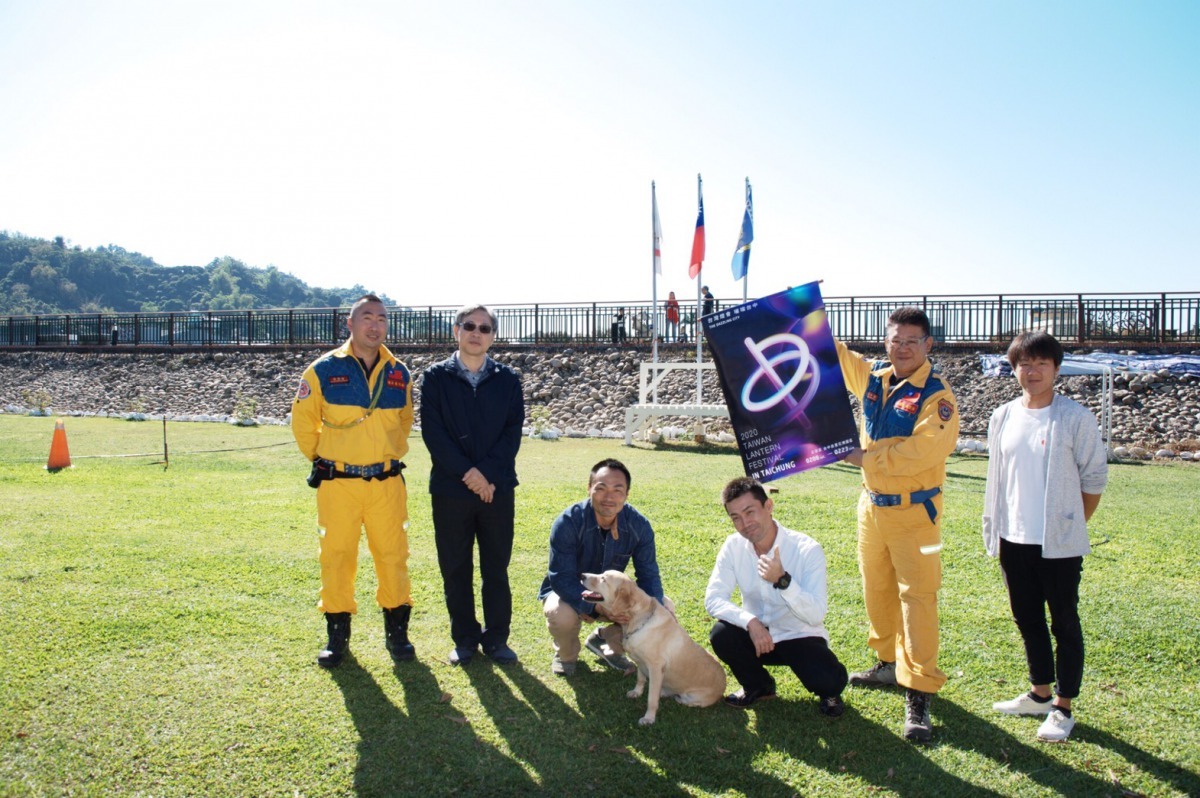 搜救犬「鐵雄」及「斯斯」親自示範訓練成果。台中市政府消防局/提供