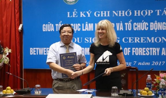 非政府組織團體Animals Asia長年致力於終結在中國和越南的活熊取膽業。今年7月19日與越南森林管理局(VNFOREST)簽下合作備忘錄將攜手合作把越南將約一千隻非法養熊場的熊隻搬離至庇護所。取自 Animals Asia