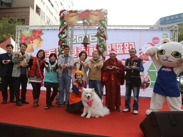 新北市毛寶貝幸福耶誕趴活動，為邁向友善毛寶貝城市而努加。圖為2016年活動現場。新北市動保處/提供