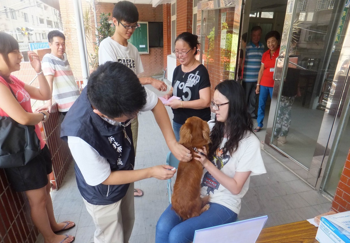 新北市動保處於10月30日起安排烏來區共9場次狂犬病疫苗暨晶片巡迴注射活動。新北市動保處/提供