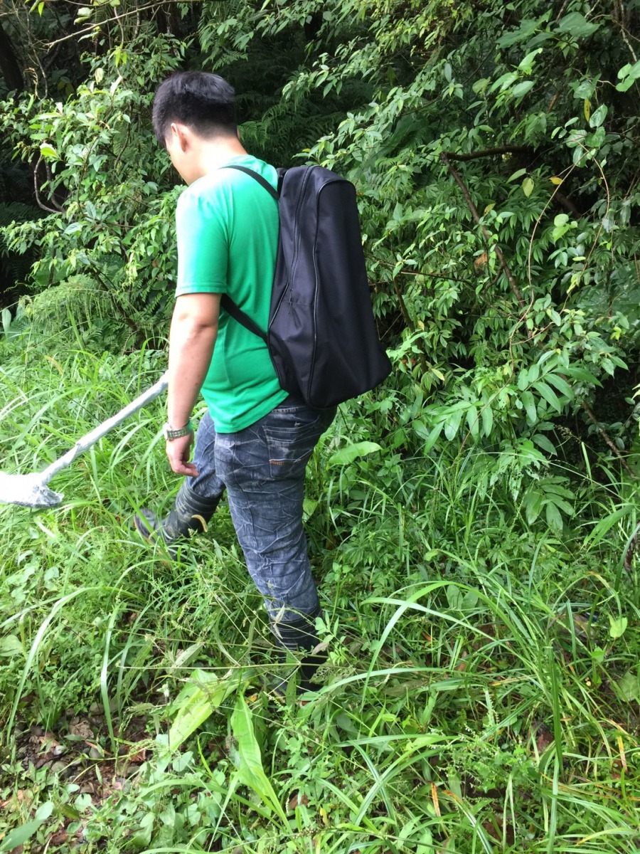 動保處人員以金屬探測器搜索。劉凱/翻攝