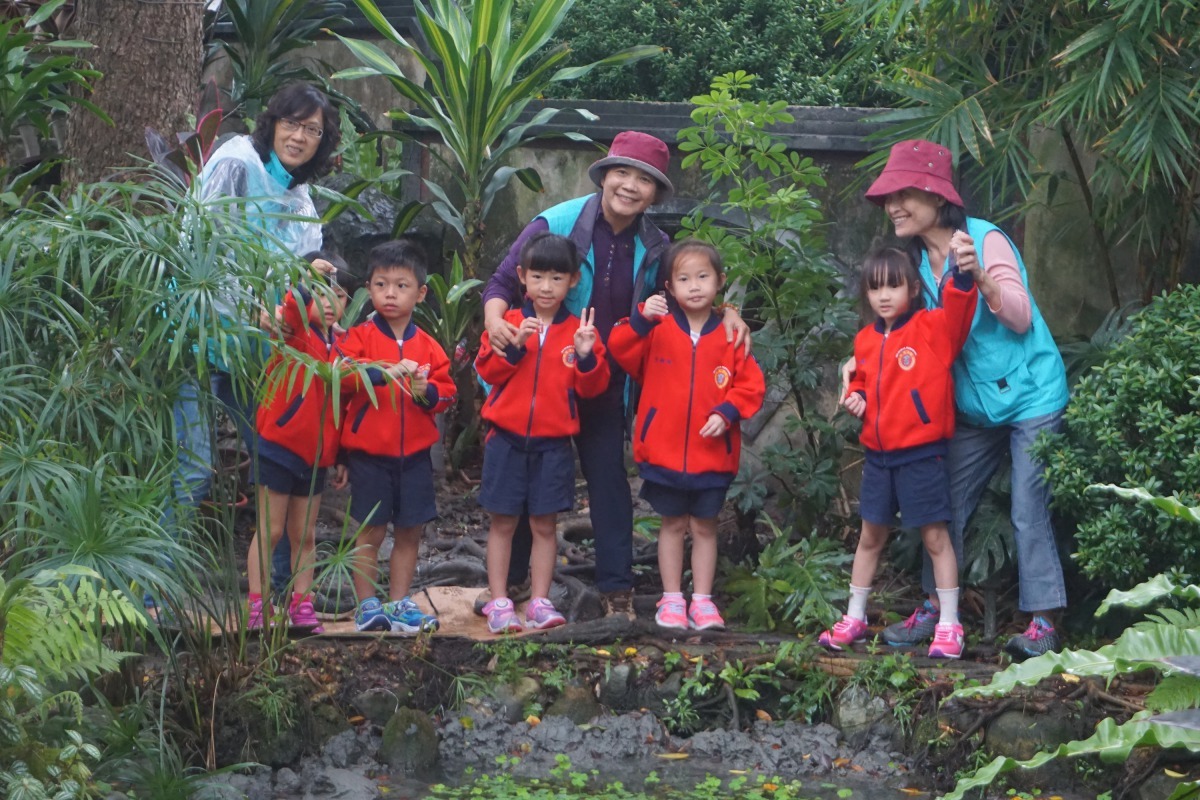 志工媽媽陪小朋友們野放螢火蟲。新北市文化局/提供