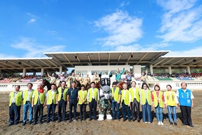 花博哈薩克馬術表演團體首度亮相,林市長率8大組花博志工誓師。台中觀旅局/提供