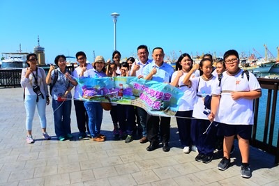 台中市農業局邀請位於山區的和平國中師生前往高美濕地體驗魚苗放流。台中市農業局/提供