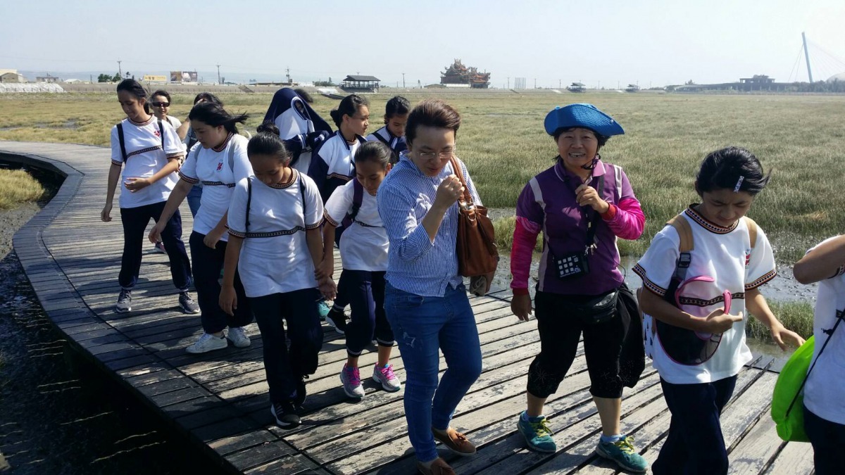 藉由魚苗放流體驗,讓居住在山線的學生感受不一樣的生活型態,更能認識漁業資源及理解濕地生態。台中市農業局/提供