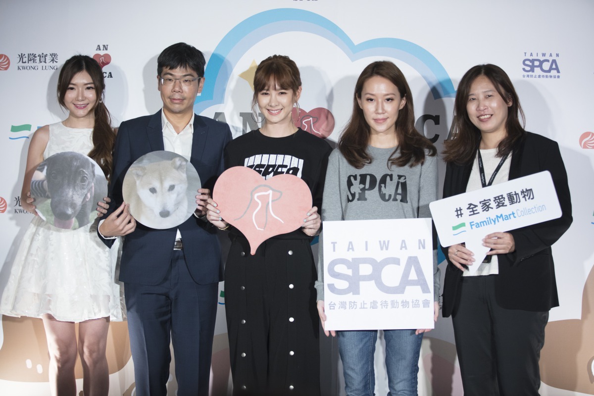 藝人安心亞(中)與SPCA參與設計全家愛動物公益商品。劉凱/攝