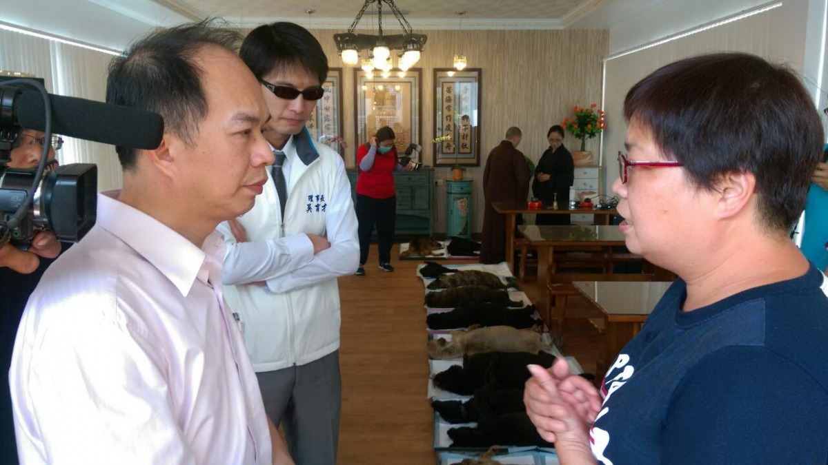 嘉義縣家畜疾病防治所所長翁有助26日前往護生園向徐園長說明事情原委。 台南市動保處/提供