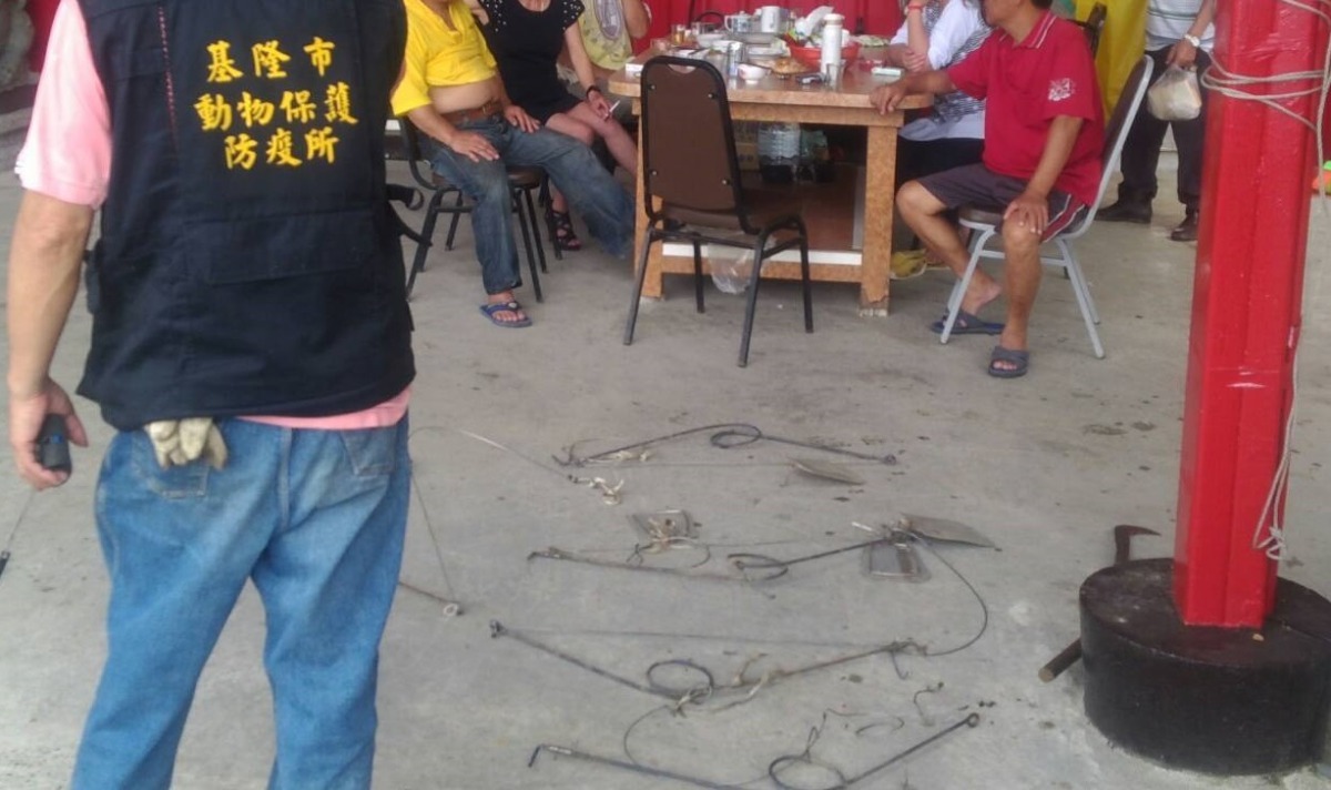 動保員在基隆市七堵區恩德宮後方山林發現的4具訂做陷阱。　基隆市動物保護防疫所/提供