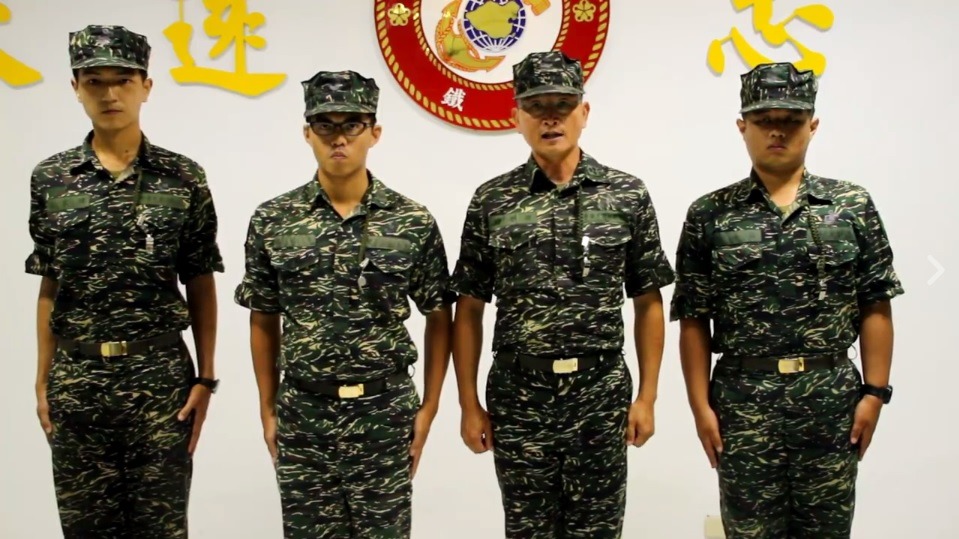 昨(27)日晚間，防空警衛群指揮官鍾香鑽上校(右二)帶著涉案的志願役中士陳祐才(左二)、志願役一兵張峰瑜(右一)、義務役一兵胡家瑋(左一) 向全國民眾道歉。　「中華民國海軍陸戰隊」臉書影片截圖