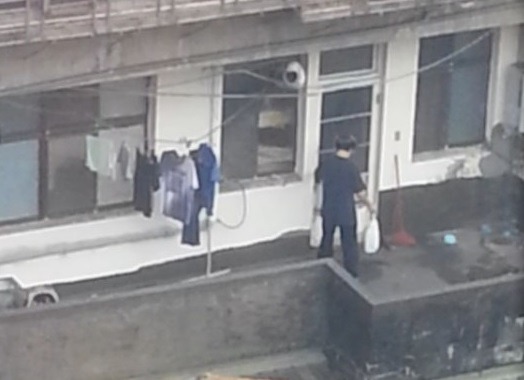 葉男將犬隻毆打致死後以白色塑膠袋打包丟棄。　　影片截圖，基隆市動物保護防疫所/提供