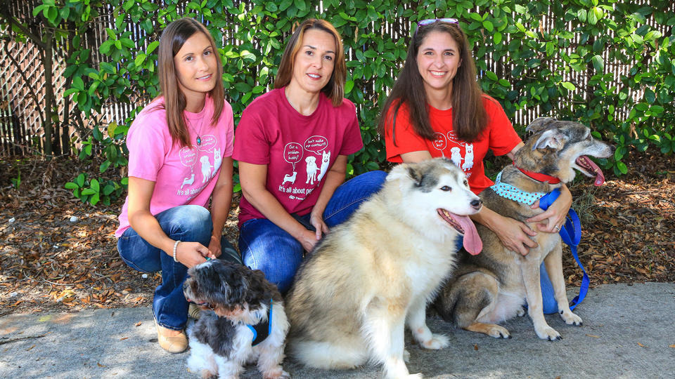 Paws Like Me的三位共同創辦人，由左至右分別是心理學專家、動物救援者與獸醫動物行為學專家。 取自Boston Herald