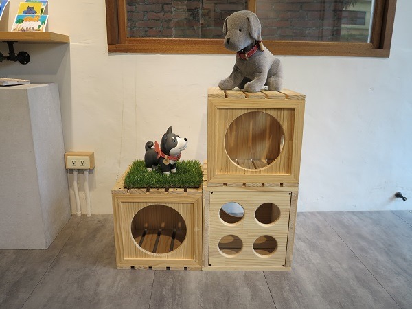 寵物原木方塊以設計3個造型不同的實木方塊，利用積木堆疊的概念，提供貓咪專屬的住所、遊戲跳台、秘密隧道。　蕭士塔/攝