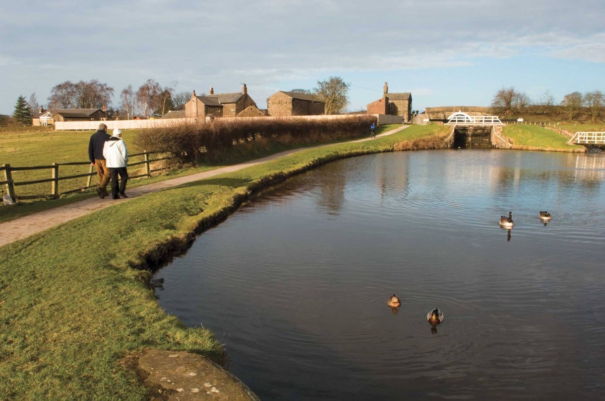 運河基金會的宣導出現後，不少英國民眾感到不滿，有的人認為拿民眾的錢去做這些事是浪費，也有人表示把家裡稍微走味的麵包讓小朋友丟給鴨子吃有這麼嚴重嗎？　取自Canal & River Trust臉書專頁