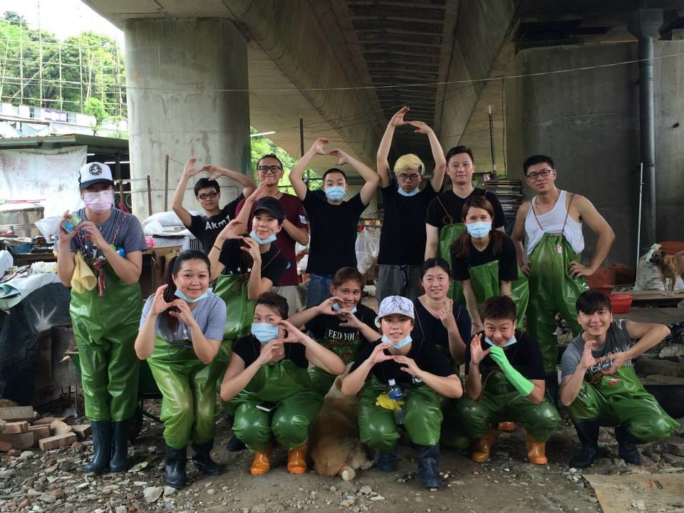 林媽媽狗場每個月會有一次「基隆林媽媽狗場快樂當志工」活動，照片中前排的「俠女幫」時常募款協助林媽媽、也會來打掃。　基隆林媽媽狗場/提供