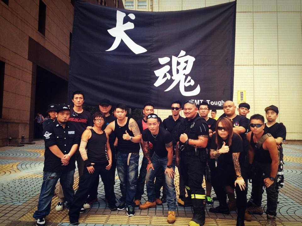 EMT是Ende（終結）Misshandlung（虐待）Tieren（動物）三個德文單字的縮寫， tough則是代表「惡棍」、「硬漢」，團員們也一如團名，個個外型剽悍。 　李榮峰/提供，芃芃/攝