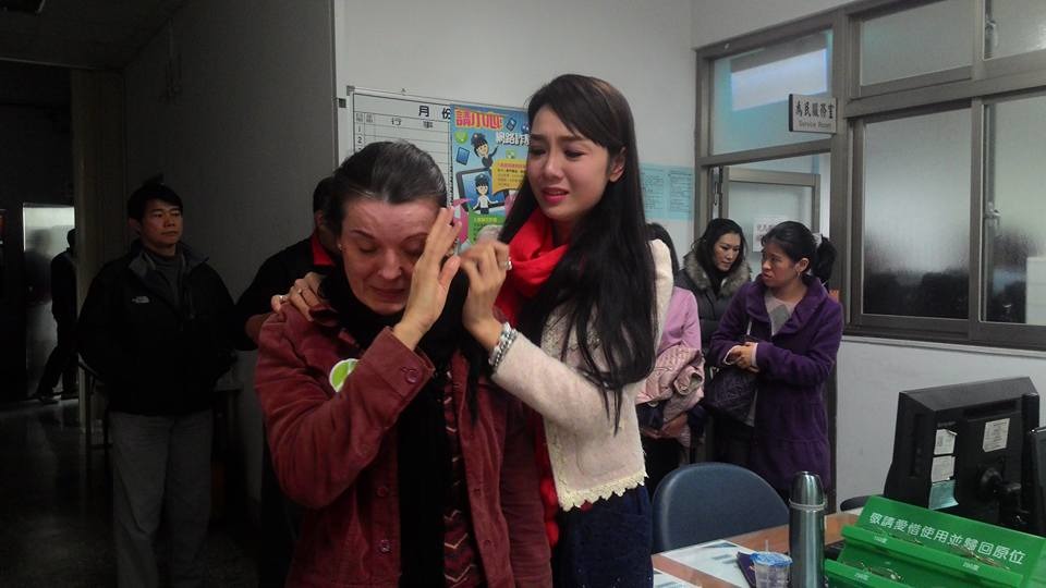 目擊男子掐第2隻貓的愛媽想起被虐殺的大橘子，難過哭泣。　黎安娜/提供