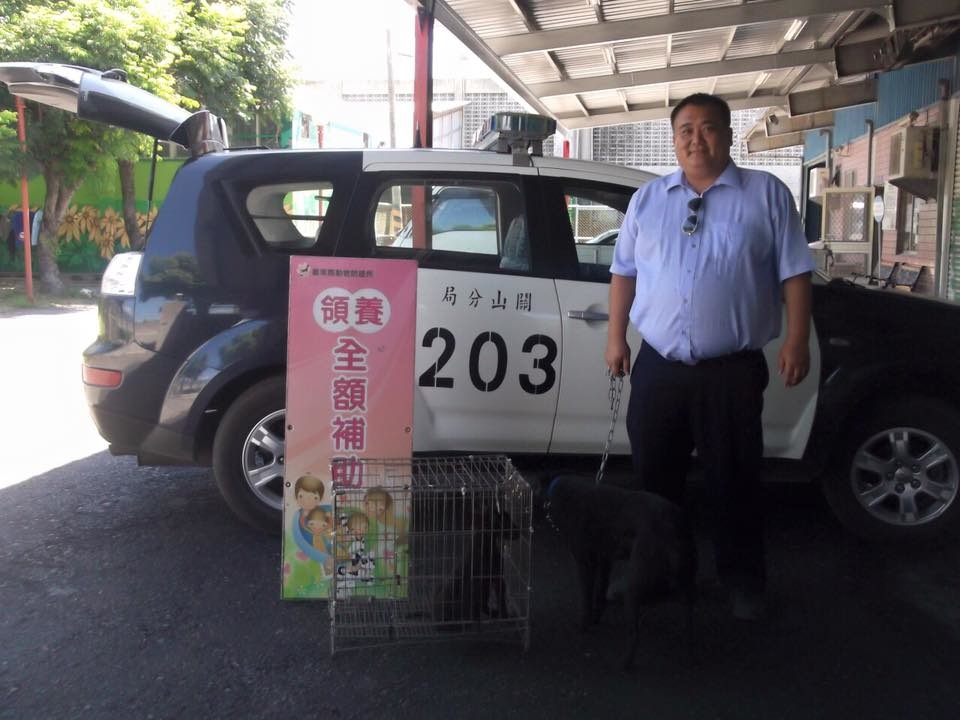 張淵瑜今年6月率先至收容中心領養2隻黑色米克斯。　取自臺東縣動物防疫所臉書