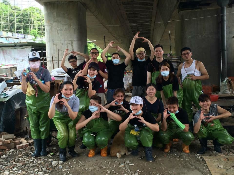 「俠女幫」志工團,有10多位固定到狗場幫忙打掃的志工,固定成員中也有男性。 取自俠女幫粉絲團