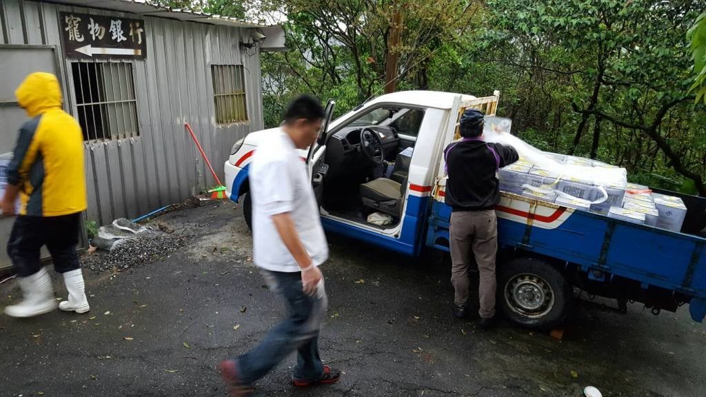 台灣動物緊急動物救援小組在8日將募得的75桶煤油送達寵物銀行。 謝銘峰/提供