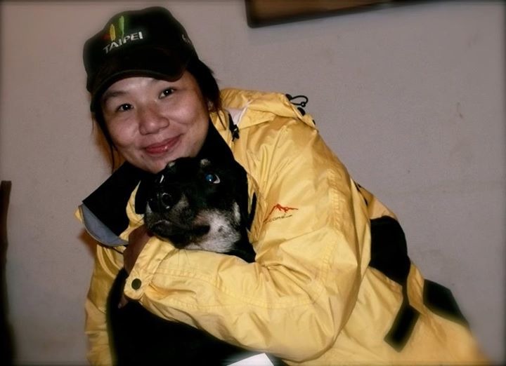 小黑與時任台北市動物救援隊的陳美秀,陳美秀是小黑最信任的人類,在最後的日子裡,有陳美秀每日陪在牠身邊。 福爾摩沙友善動物教育協會/提供