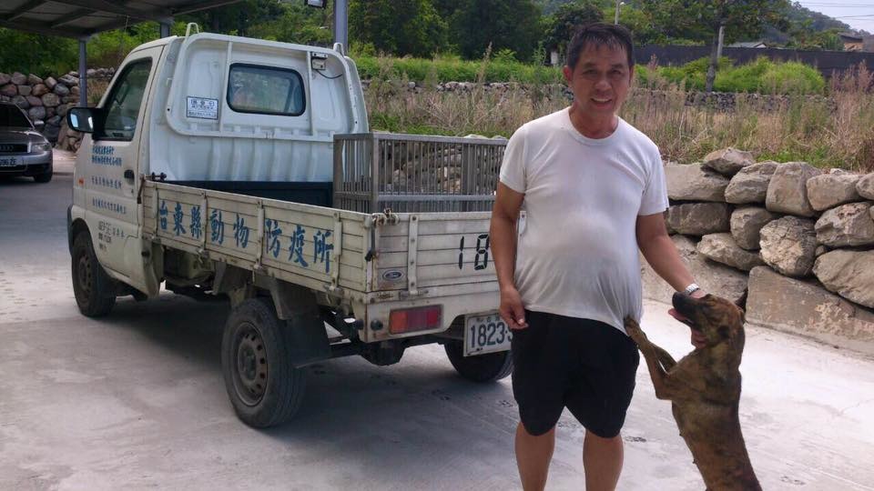 完成絕育手術的狗狗被送回家,馬上開心撲到飼主陳先生身上。取自「臺東縣動物防疫所」臉書