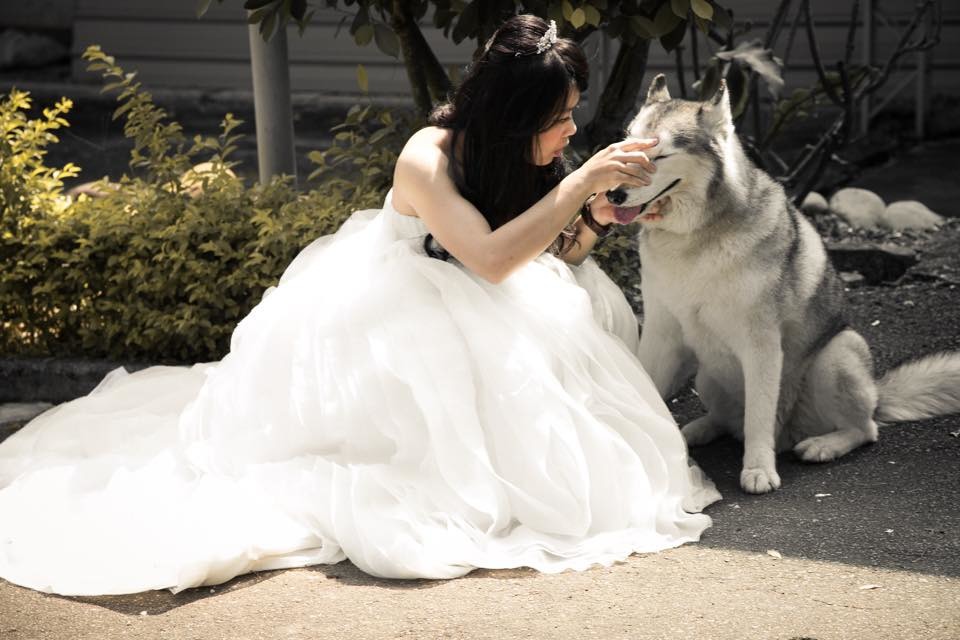 Hero與馬麻一起拍婚紗照中場休息，馬麻專心地幫Hero整理容顏。　Hero小硯媽媽/提供