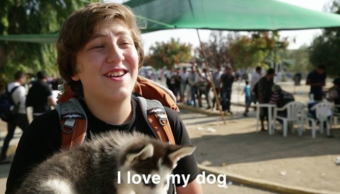 17歲的阿斯蘭接受聯合國難民署的採訪。　新聞截圖