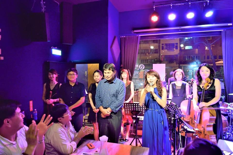 「為流浪動物而彈」主辦人烏克麗麗演奏家李宜玲（藍衣）、大提琴家葉盈汝（右）與音樂家們。吉他手黃培育（左二）為了這次列活動，還特地寫了歌。　為流浪動物而彈/提供