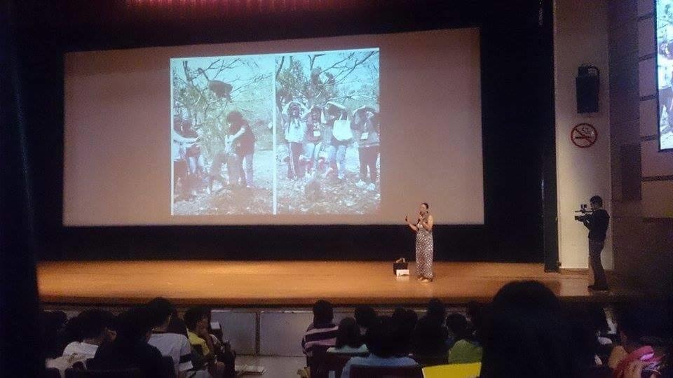  中山大學今年度的新生入學指導請來長年研究台灣獼猴的博士生林美吟，為新生介紹台灣獼猴。　林美吟/提供