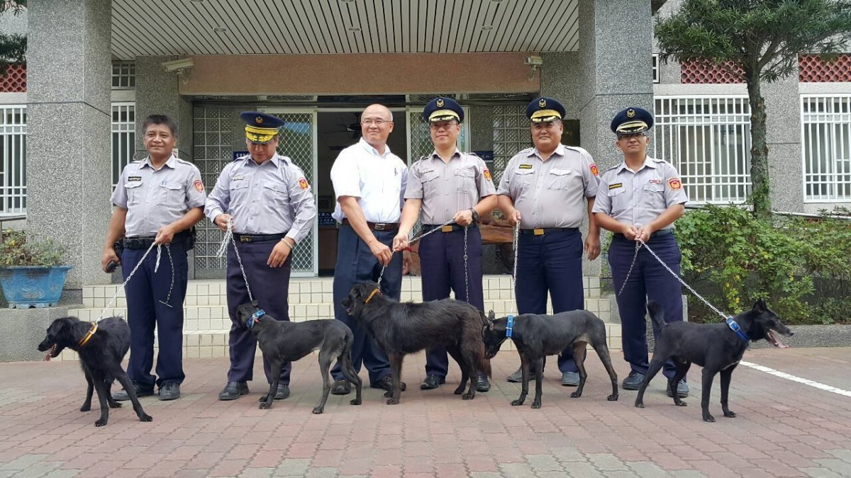 關山分局10月初帶領旗下5間派出所員警前往臺東縣動物防疫所領養流浪狗。 取自臺東縣警察局關山分局臉書