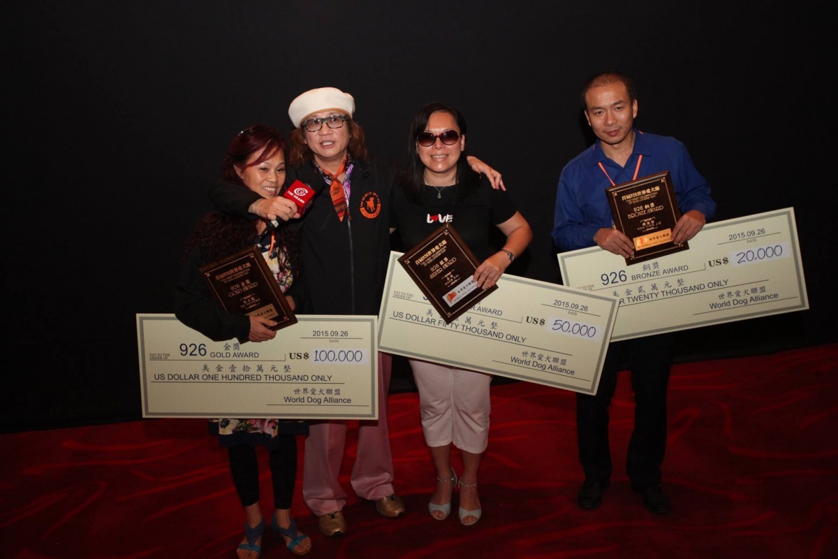 除了拍攝紀錄片外，彭玄陵也在世界各地設立「926金」（粵語讀音為「狗易樂」），選出對動物保護有特殊貢獻的人士頒布金、銀、銅獎，金獎獎金高達10萬美元，2015年9月26日彭玄陵頒發第一筆926金給中國的動保人士。　取自World Dog Alliance