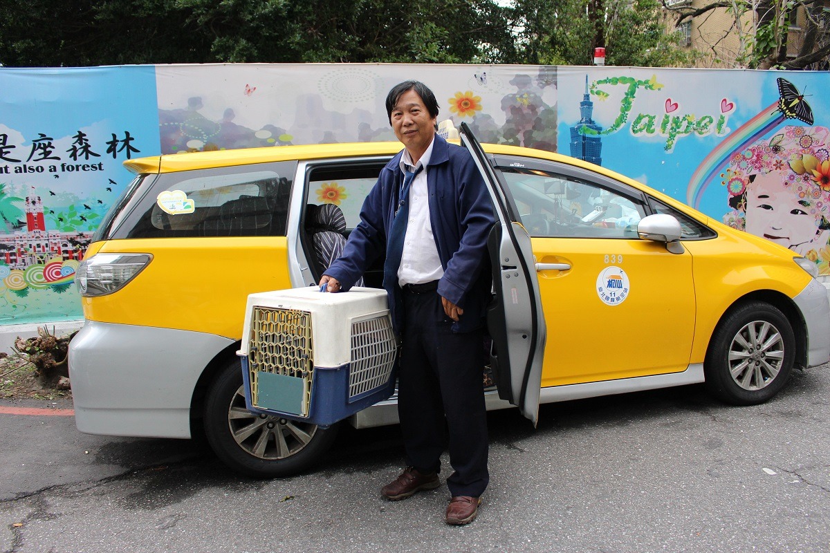 尤司機從動物醫院很少、連寵物旅館都不存在的年代就開始載狗，至今已經16年。 李娉婷/攝