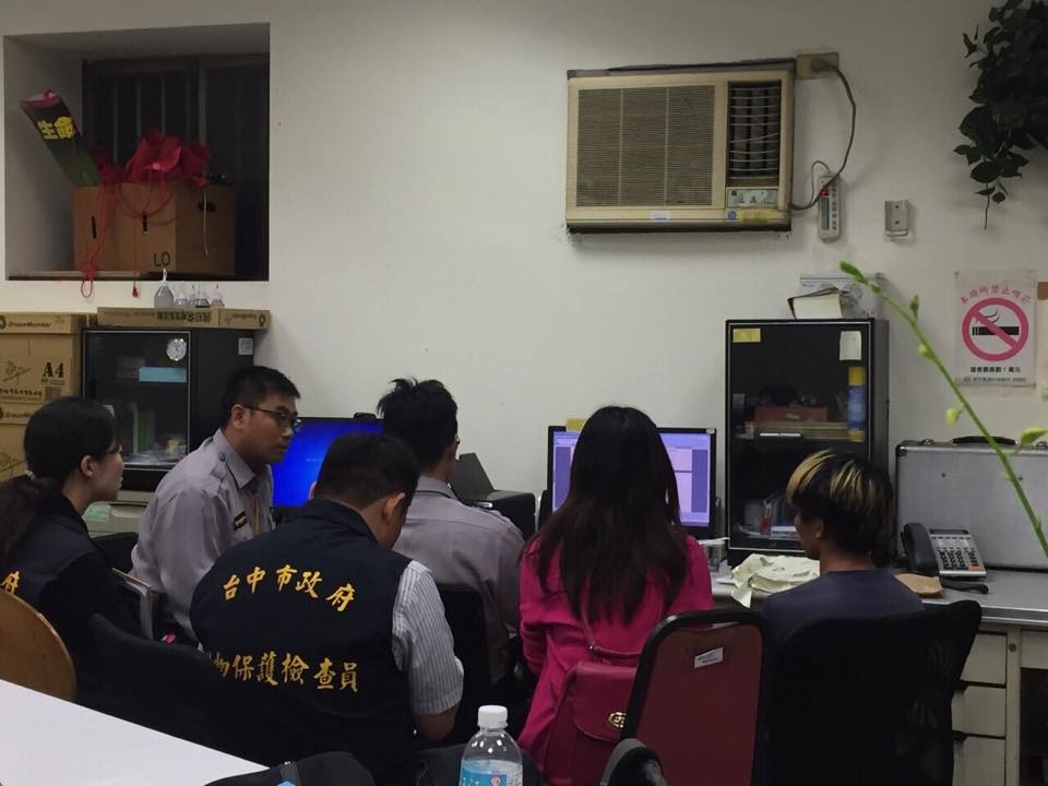 越籍嫌犯（右）在勞工局人員的陪同下進行筆錄。　取自林佳龍臉書