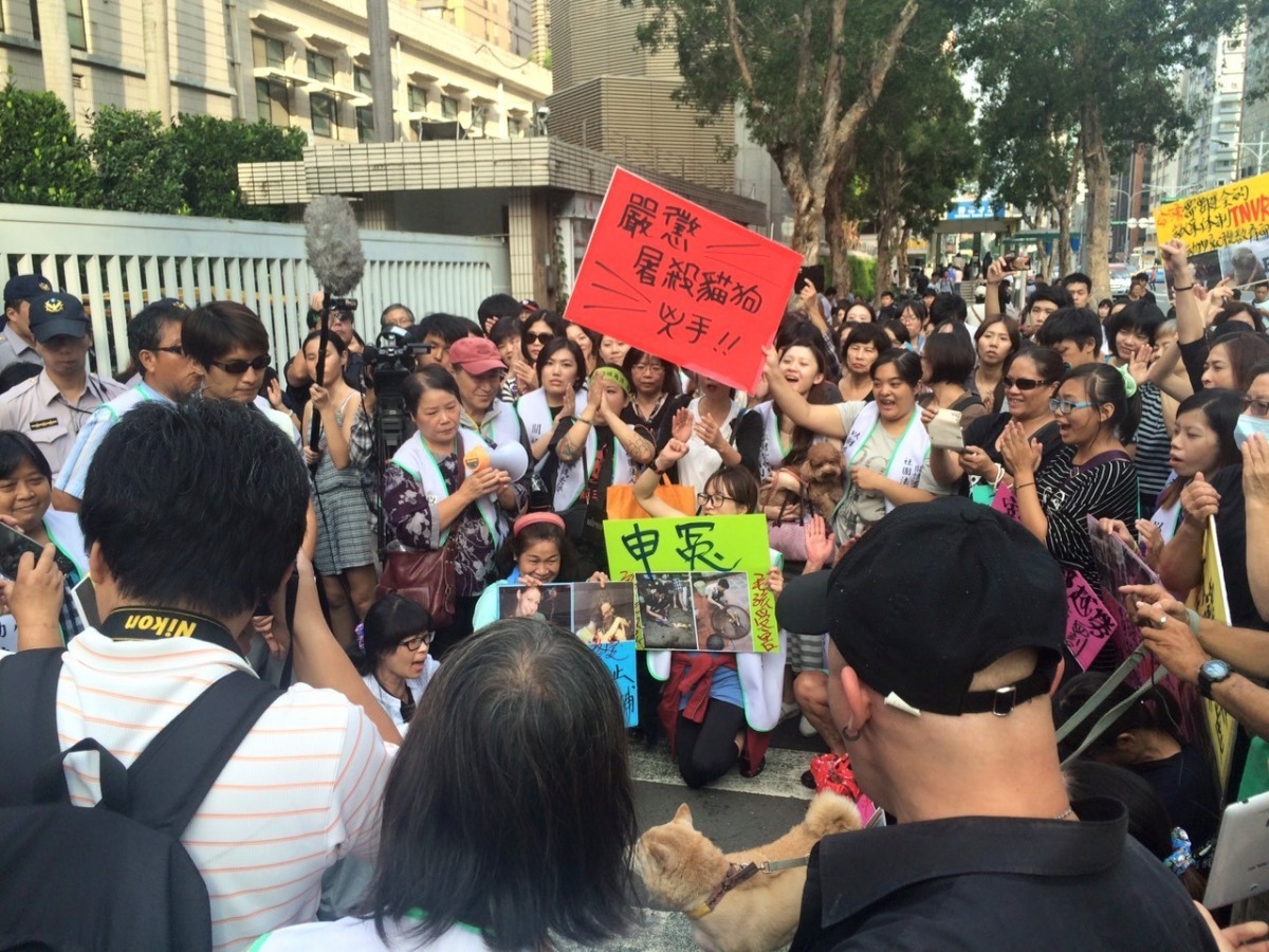 10月2日，數個動保團體包圍警政署，要求警察單位積極偵辦移工違法宰殺貓狗的案件。　取自黃泰山（台灣貓狗人協會理事長）臉書