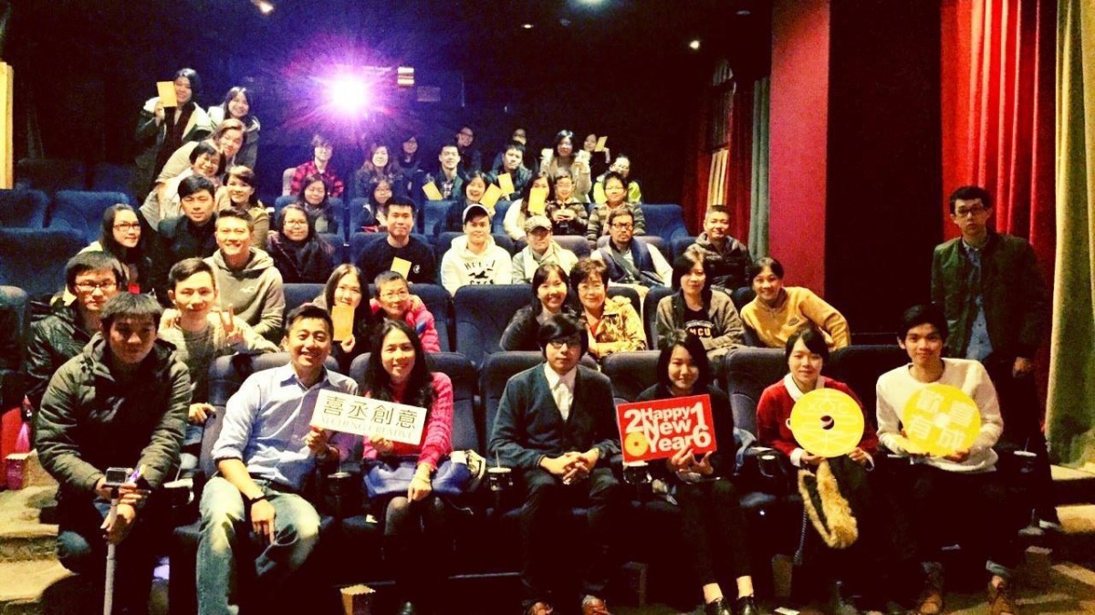 張媽媽(二排紅衣)受邀參加喜丞創意有限公司舉辦的公益電影包場活動,紀錄片《毛小孩》也在活動中播放。 取自喜丞創意・歡喜有成專頁