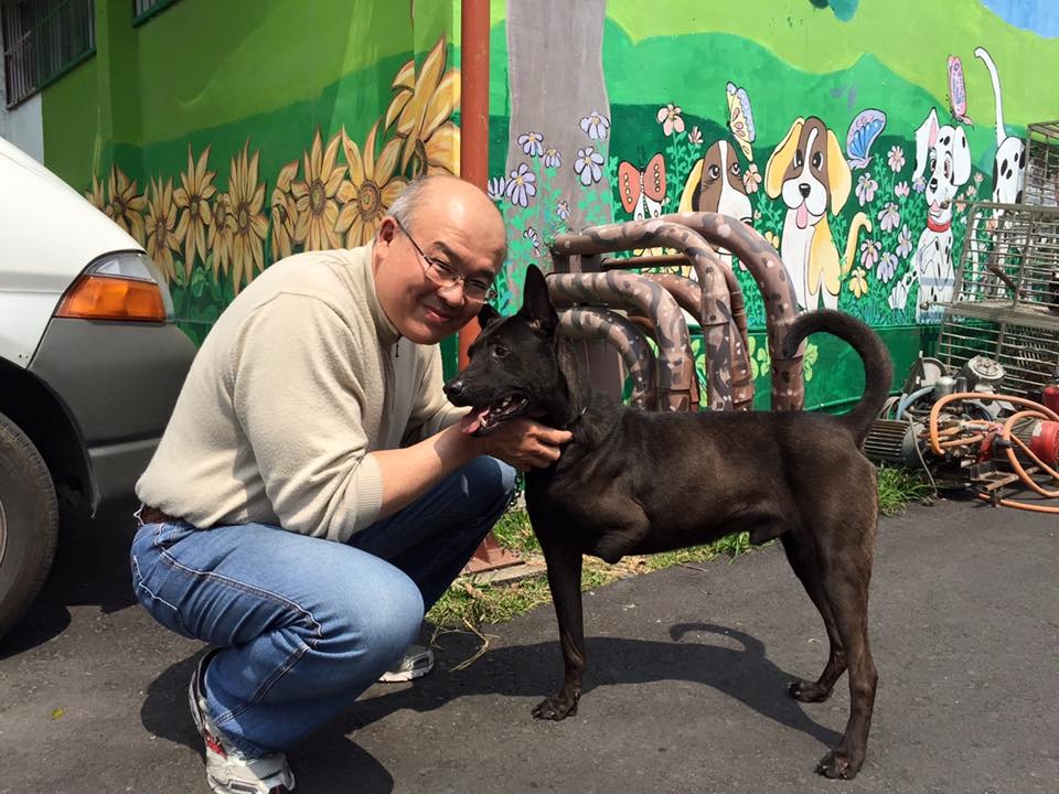 臺東縣動物防疫所所長吳子和，記者電訪的當下，他還因為正在幫收容所浪浪洗澡而抽不出空呢！　取自臺東縣動物防疫所臉書