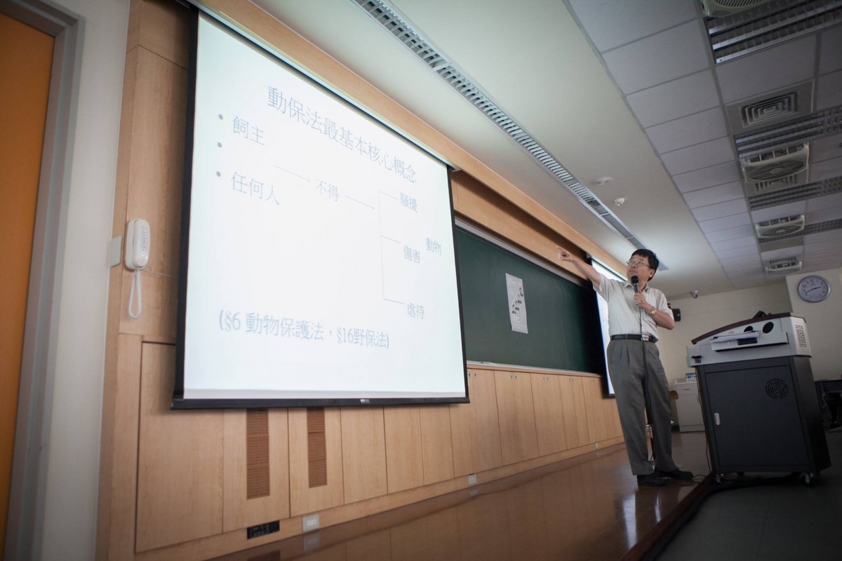 26日舉辦的論壇上,台灣大學法律學系教授林明鏘說明2015年新版動保法虐待動物條款的困境。 取自「窩窩 Wuowuo」粉絲頁