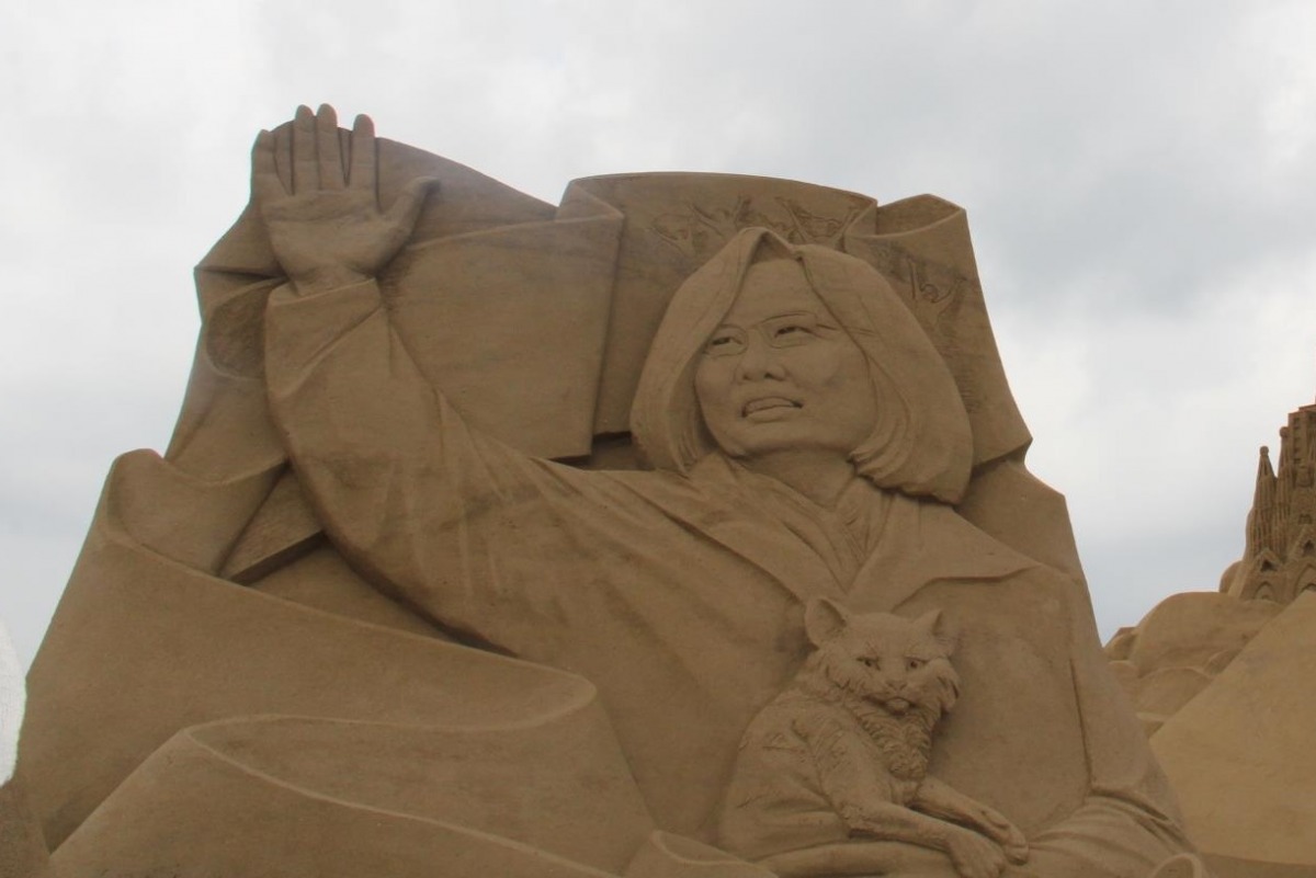 日前開幕的「2016福隆國際沙雕藝術季」上，有藝術家製作蔡英文與蔡想想的沙雕。　截取自東北角之友粉絲團