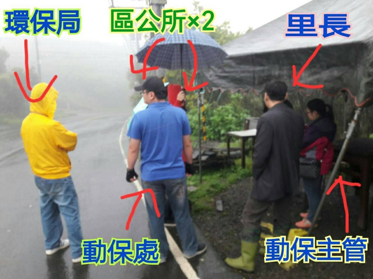 新北市動保處、環保局與汐止區公所人員與里長共同會戡。