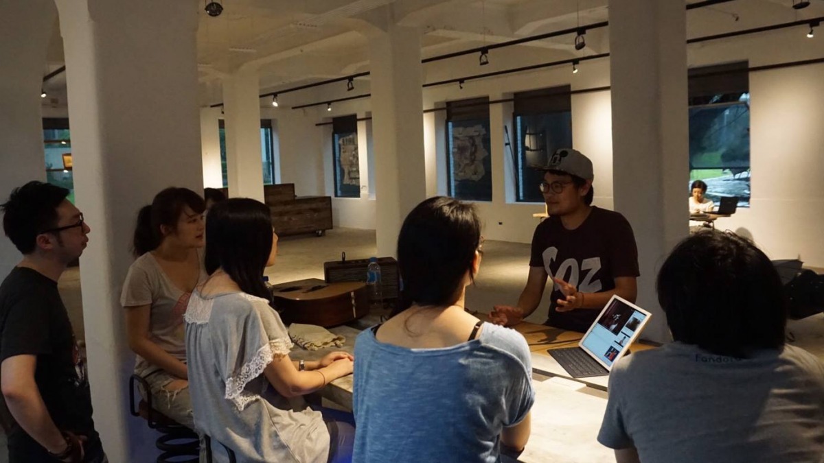 蘇打綠成員阿福與領養人對談，策畫音樂故事會。　取自「浪浪別哭」專頁