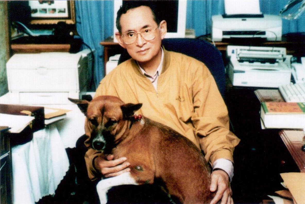 泰王蒲美蓬與他的愛犬銅丁。　取自kingsiam