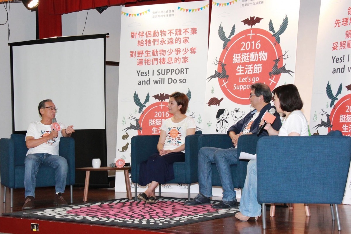 《一切從「理解」開始》講座請來吳念真(左一)、Raye(左二)、齊柏林(右二)三位導演分享。　動物當代思潮團/提供