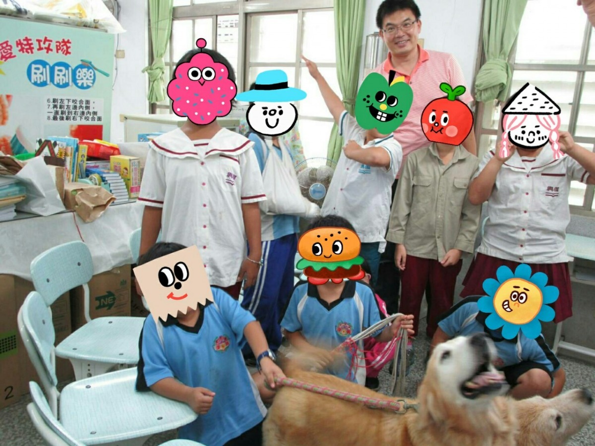 臺東縣關懷生命協會的社工師、獸醫師劉正吉帶著公關狗「金金」及「元元」到校園做宣導。　臺東縣關懷生命協會/提供